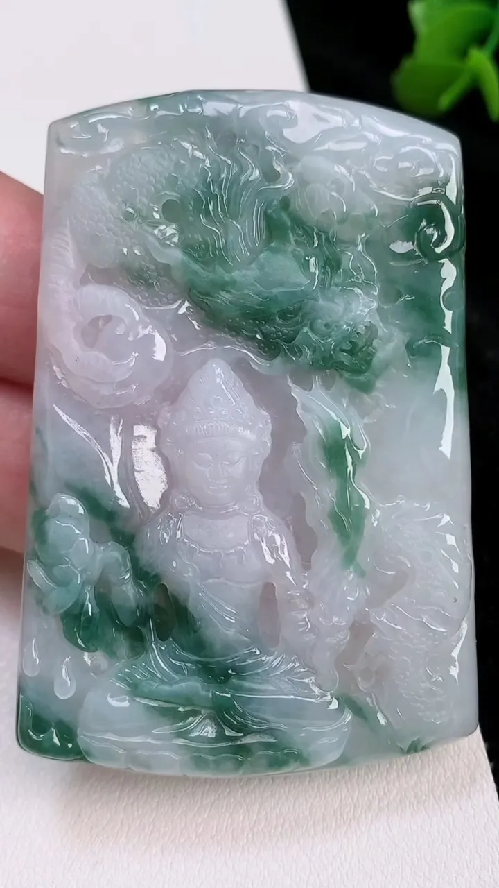 天然A货翡翠山水虚空藏观音菩萨吊坠，尺寸62.4-43-5.5，重量:32.61g
7月4日