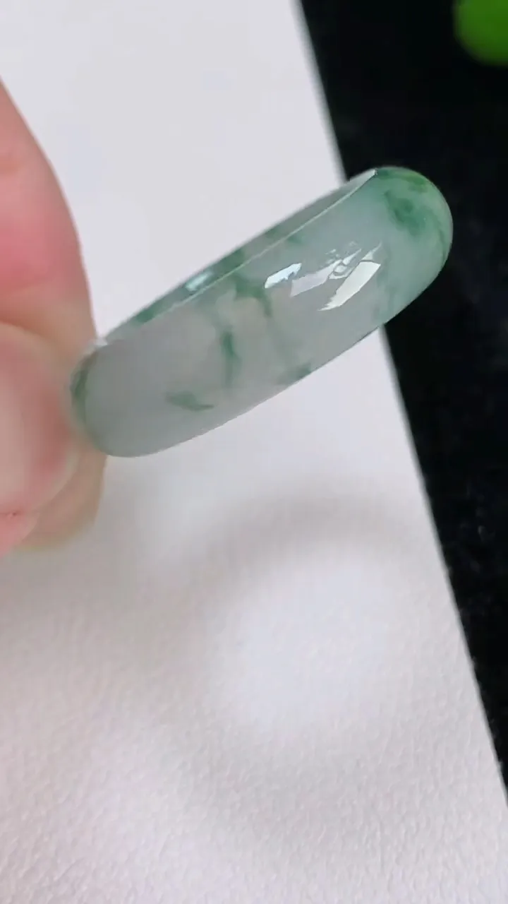 天然A货翡翠戒指指环，尺寸20.4-6.8-3.7，重量:6.00g2025年7月4日
工厂直销收藏佳品,种好水足，色泽均匀，有种有色，上手高大气！