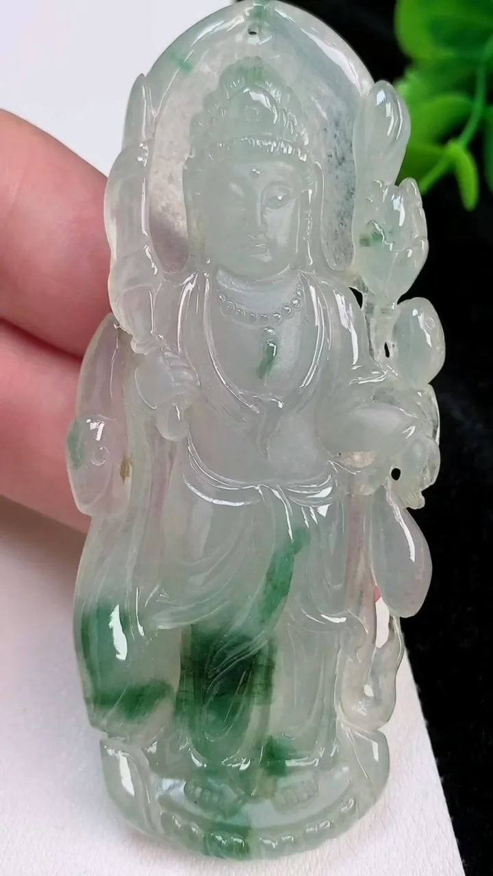天然A货翡翠虚空藏观音菩萨吊坠，尺寸84.5-36-8.4，重量:40.98g
7月4日