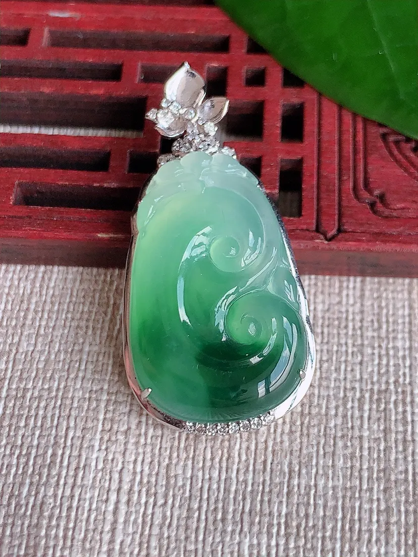 天然A货翡翠18K金伴飘花如意吊坠尺寸39×18.8×7裸石27×16.8m量7.22g 0702