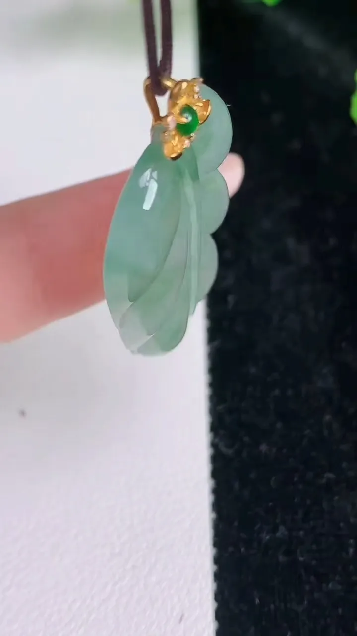 天然A货翡翠金枝玉叶 叶子吊坠，尺寸31-21.2-4.2，重量:6.26g
7月4日