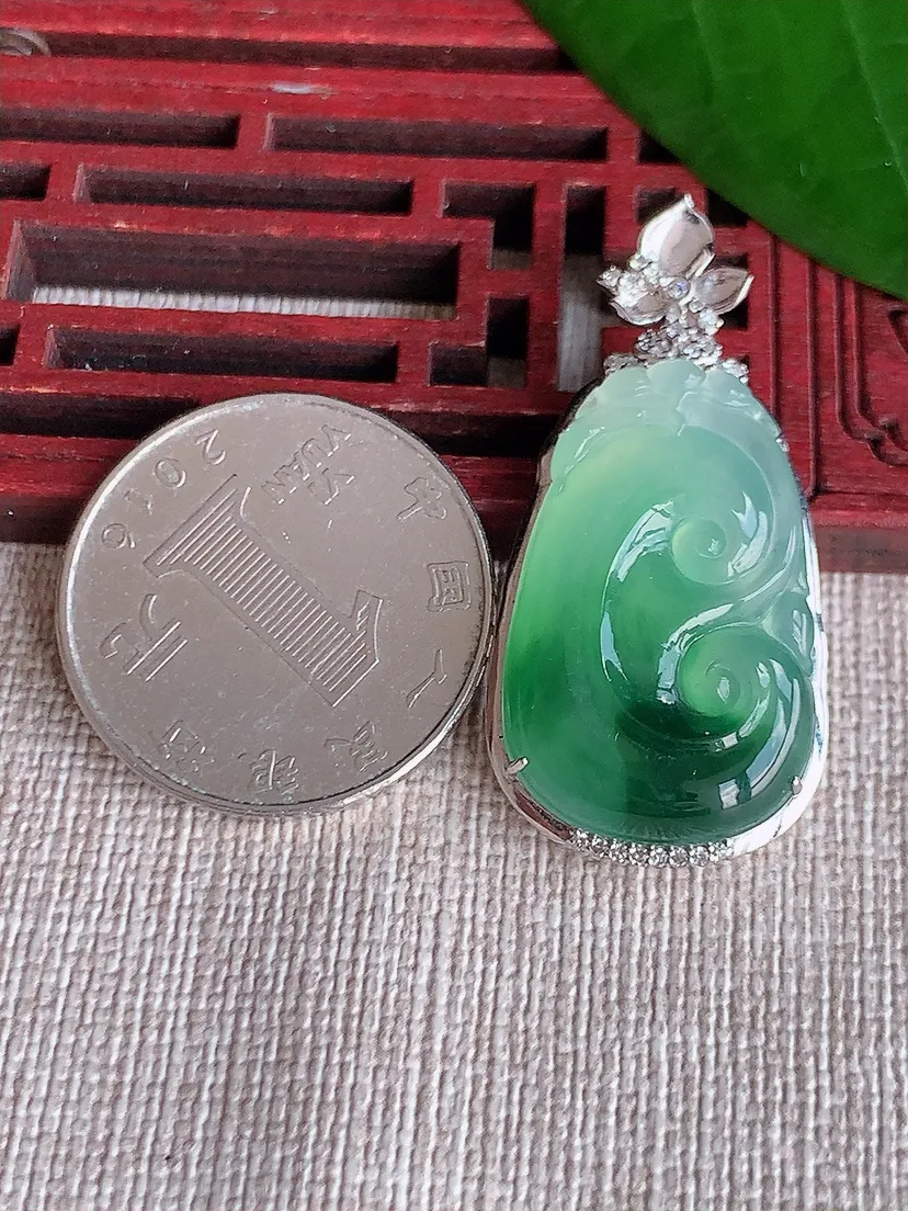 天然A货翡翠18K金伴飘花如意吊坠尺寸39×18.8×7裸石27×16.8m量7.22g 0702
