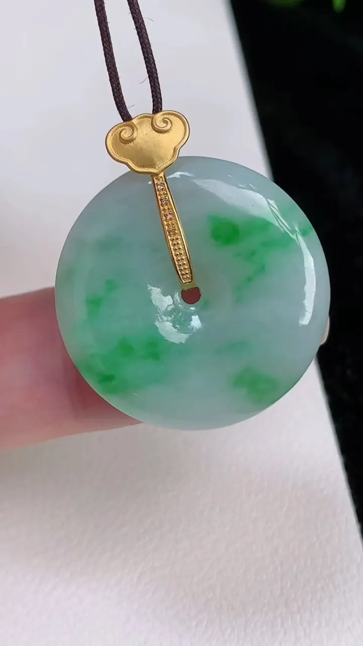 天然A货翡翠平安扣吊坠，尺寸24.7-5，重量:6.82g
7月4日
