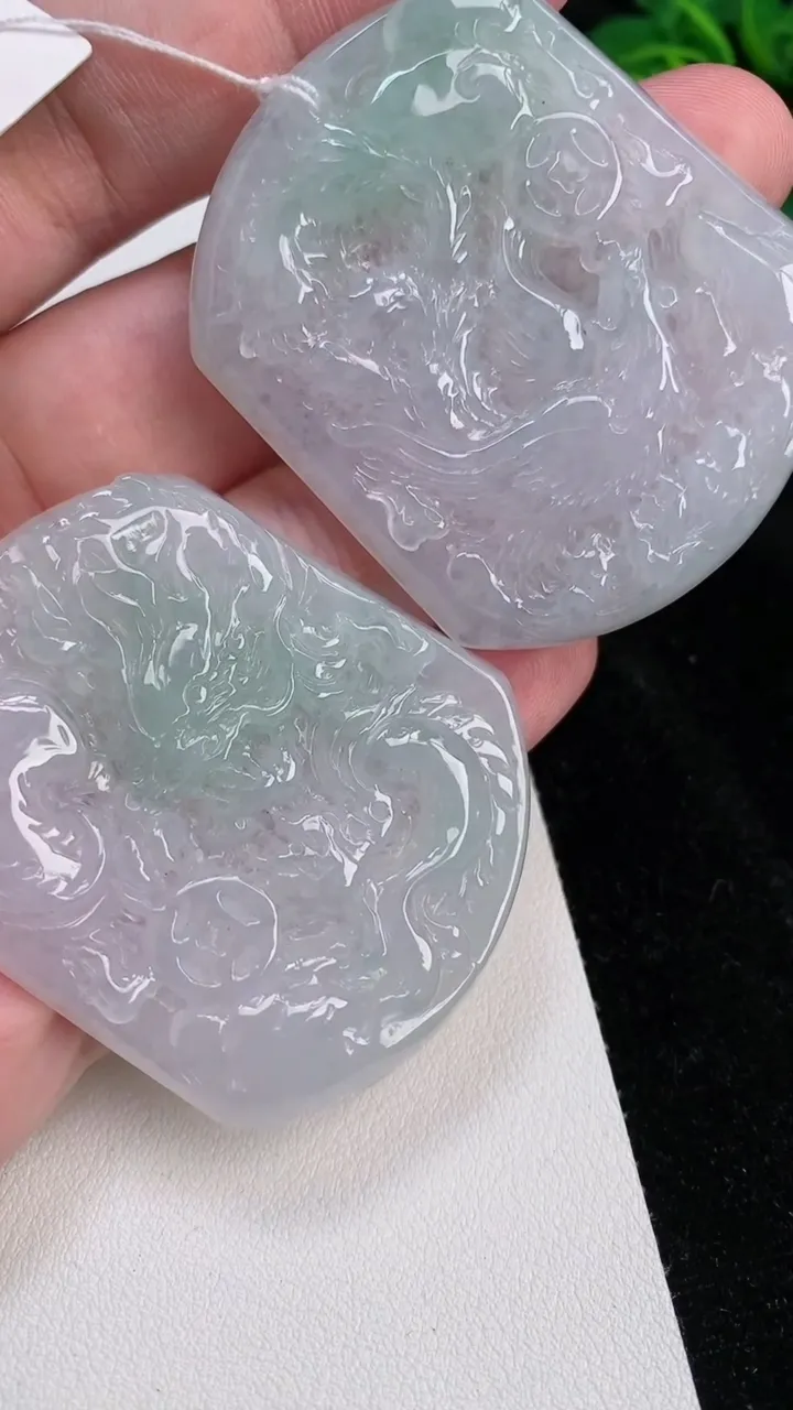 天然A货翡翠龙凤呈祥吊坠一对，尺寸52.7-44.6-5.7，重量:64.05g
7月4日