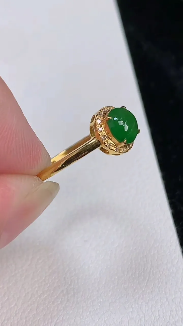 天然A货翡翠蛋面戒指，尺寸17.5-5.6，重量:1.28g2025年7月4日
工厂直销收藏佳品,种好水足，色泽均匀，有种有色，上手高大气！