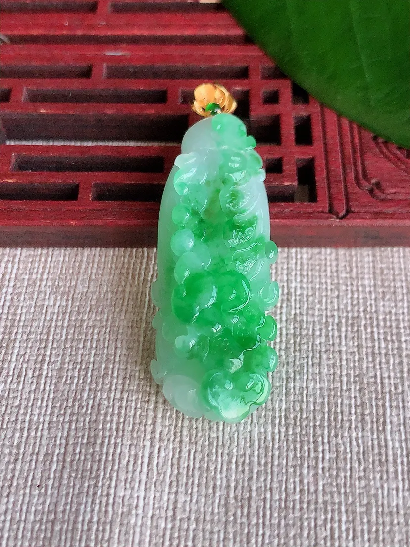 天然A货翡翠18K金扣头飘绿白菜吊坠 尺寸46.5×40.4×16×8.8m量9.00g 0704