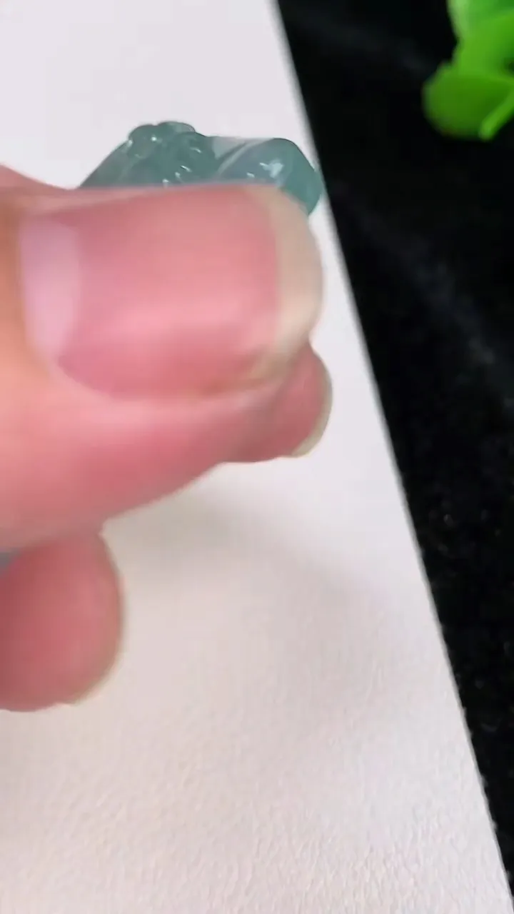天然A货翡翠大势至观音菩萨吊坠，尺寸51.5-27.5-6.8，重量:25.19g
7月4日