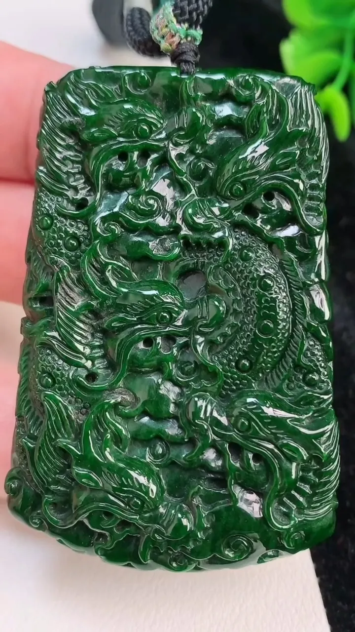 天然A货翡翠九龙至尊 龙牌吊坠，尺寸60-40.3-11.2，重量:61.66g
7月4日