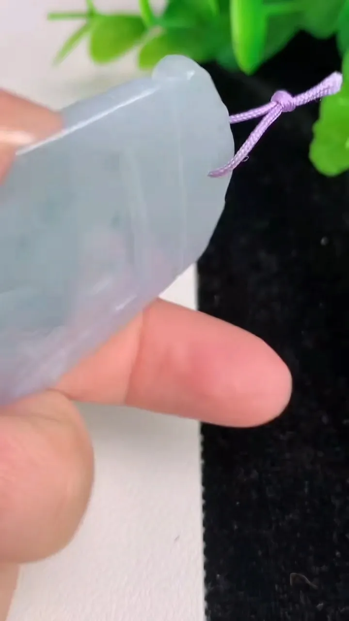 天然A货翡翠飘花大势至观音菩萨吊坠，尺寸65.3-47.6-6，重量:38.70g
7月4日
