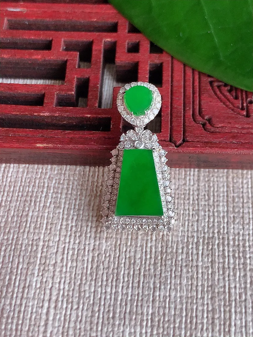 天然A货翡翠18K金伴阳绿无事牌吊坠尺寸25×12.2×7.3裸石10×7m量2.64g 0702