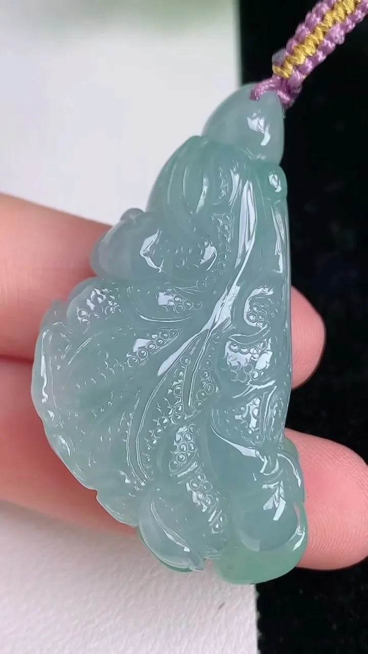 天然A货翡翠白菜吊坠，尺寸49.2-25.7-12，重量:24.85g
7月4日