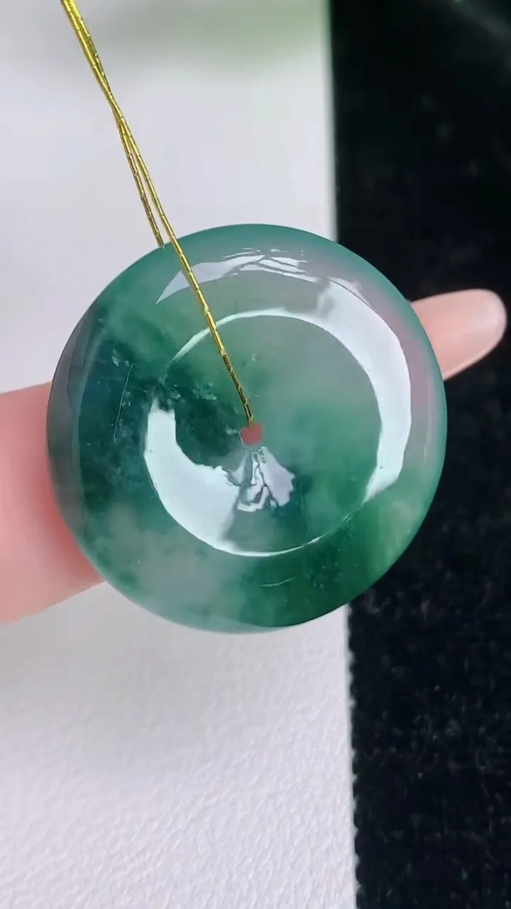 天然A货翡翠飘花平安扣吊坠，尺寸26.2-5.5，重量:8.07g
7月5日