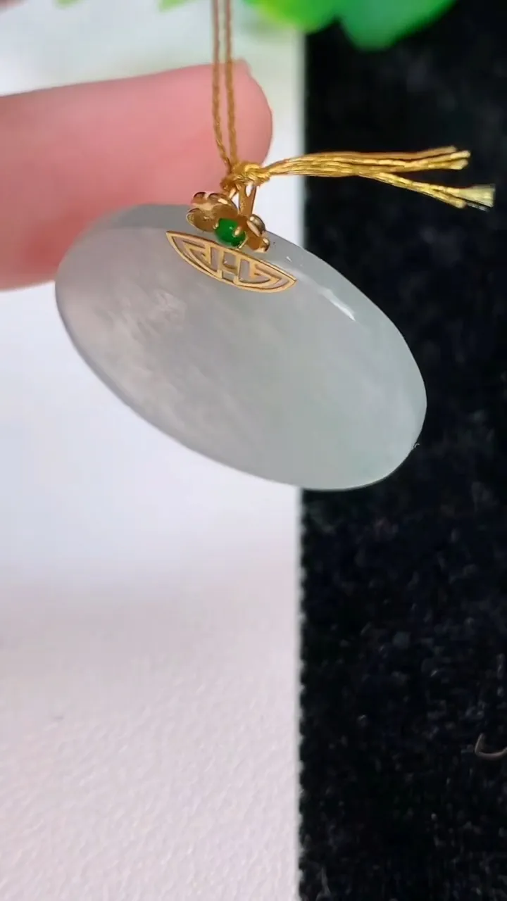 天然A货翡翠无事牌吊坠，尺寸25.7-2，重量:3.66g
7月5日