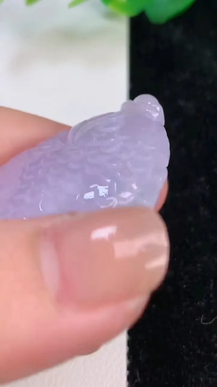 天然A货翡翠紫罗兰年年有余吊坠，尺寸52.6-33.7-7.6，重量:18.65g
7月5日