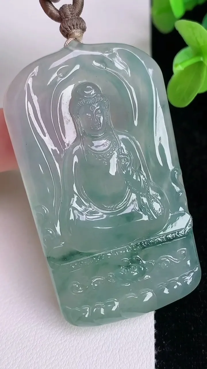 天然A货翡翠观音菩萨吊坠，尺寸57-33.3-6，重量:31.62g
7月5日