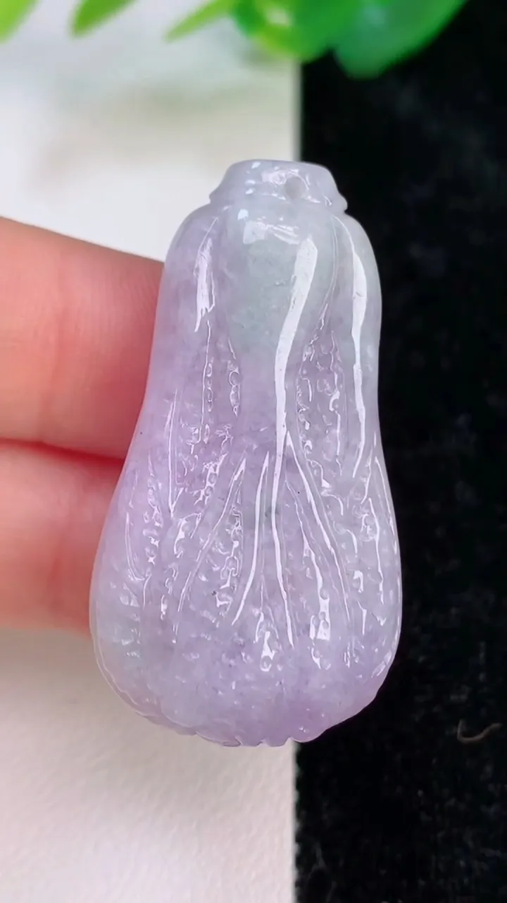 天然A货翡翠春带彩紫罗兰白菜吊坠，尺寸39.2-21.5-11，重量:14.77g
7月5日