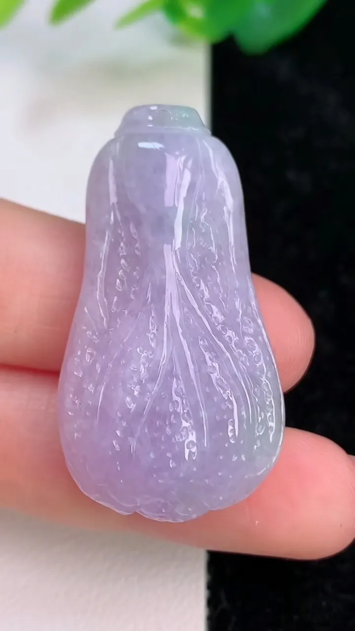 天然A货翡翠春带彩紫罗兰白菜吊坠，尺寸39.2-21.5-11，重量:14.77g
7月5日