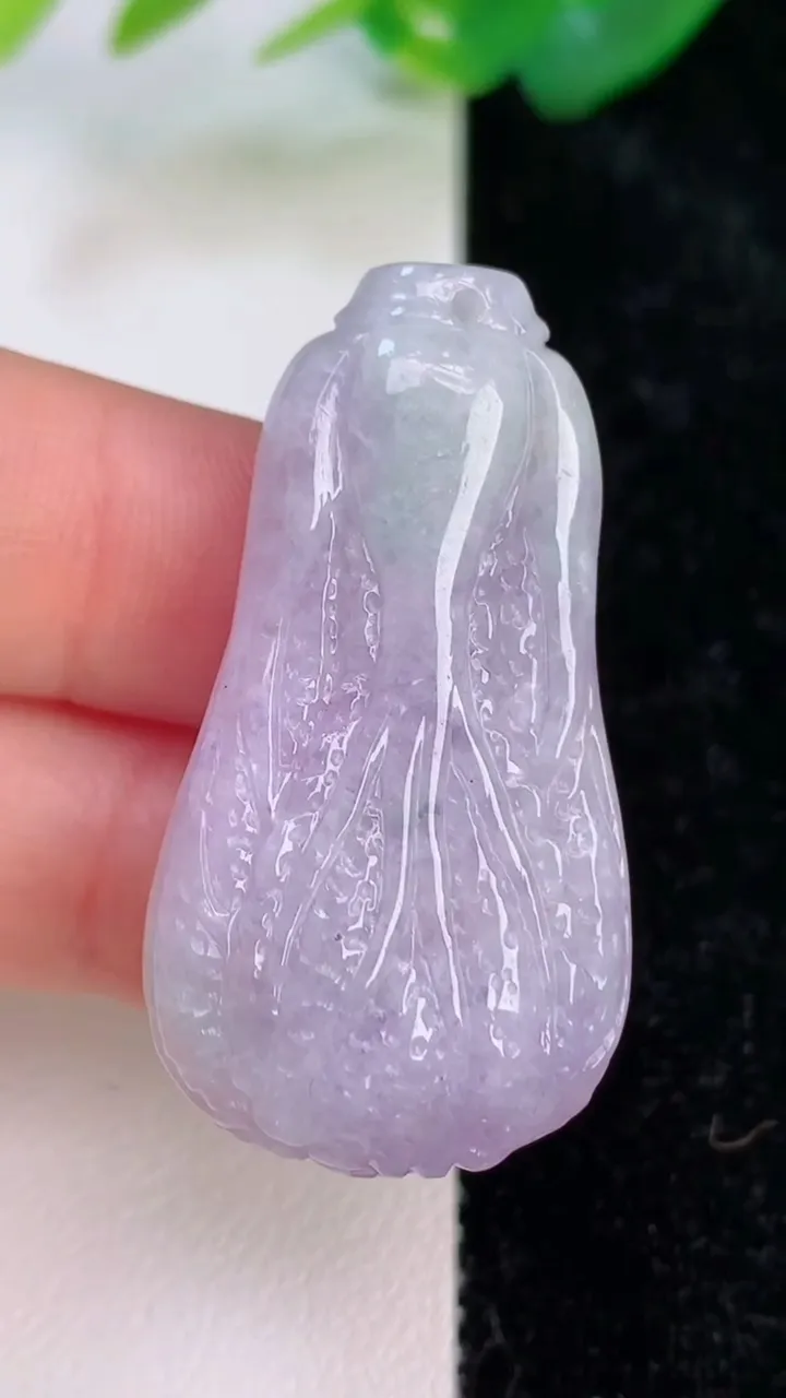天然A货翡翠春带彩紫罗兰白菜吊坠，尺寸39.2-21.5-11，重量:14.77g
7月5日