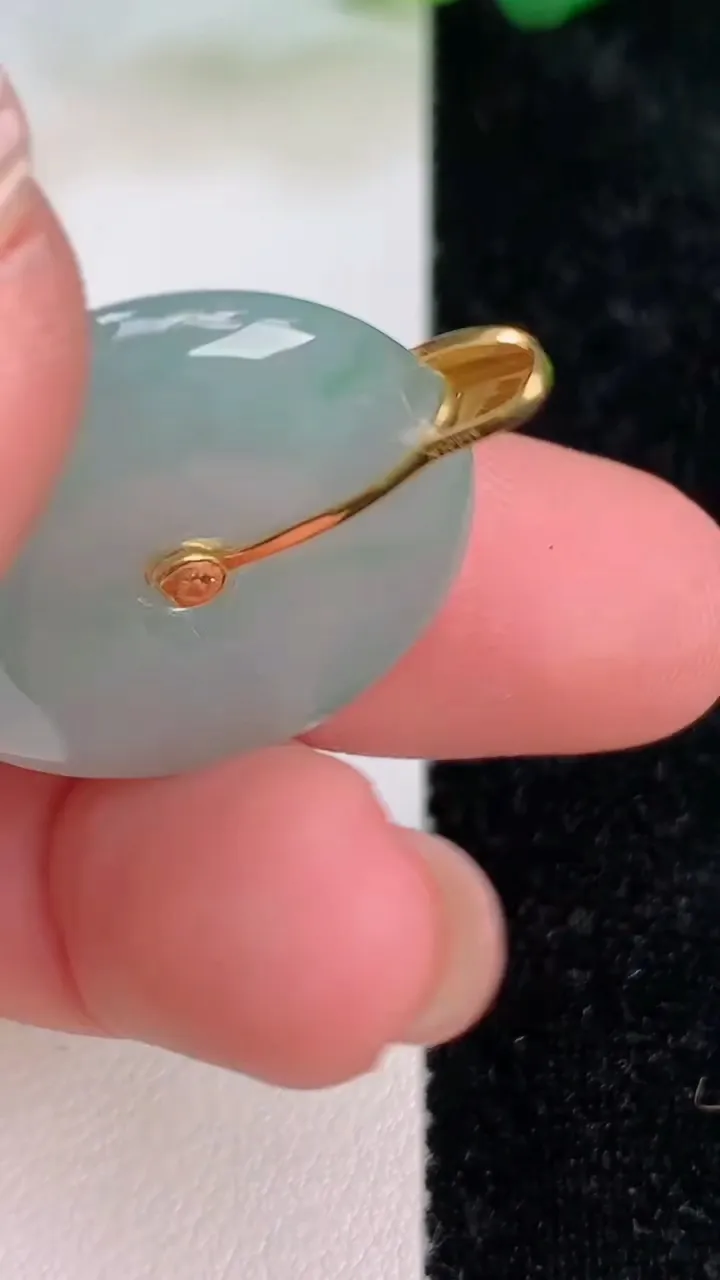 天然A货翡翠平安扣吊坠，尺寸24.7-5.2，重量:7.15g
7月5日