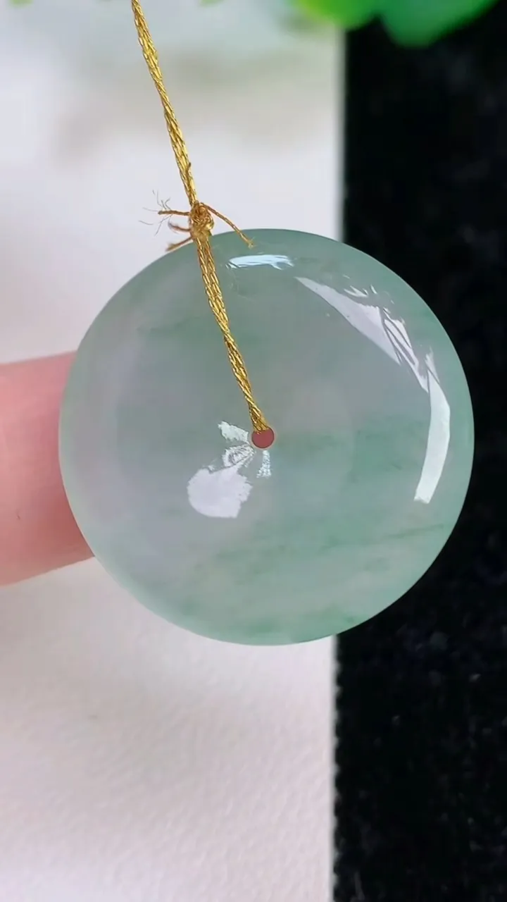 天然A货翡翠平安扣吊坠，尺寸25-5.4，重量:6.77g
7月5日