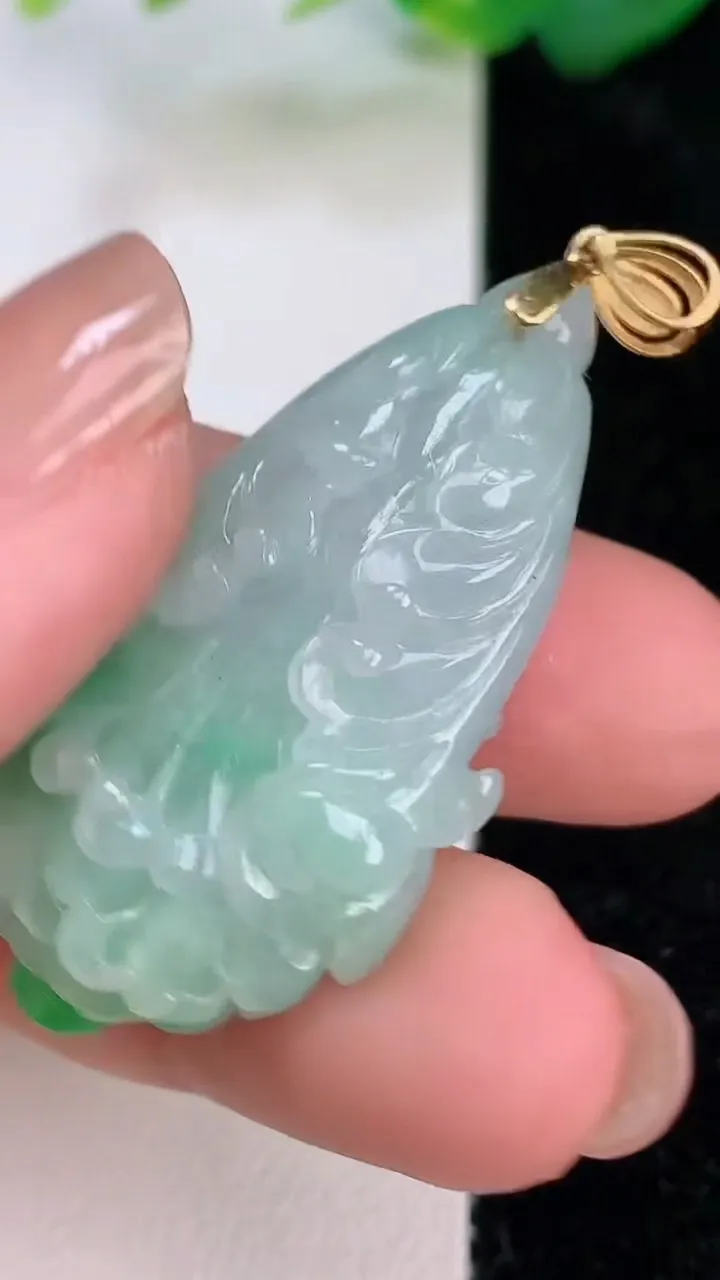 天然A货翡翠白菜吊坠，尺寸38.5-21.8-8.8，重量:11.17g
7月5日