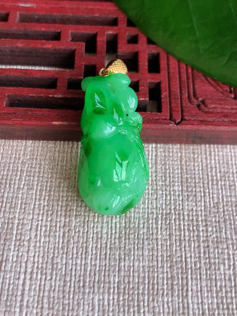 天然A货翡翠18K金扣头飘绿葫芦吊坠尺寸27.5×13.2×9m量6.00g 0704