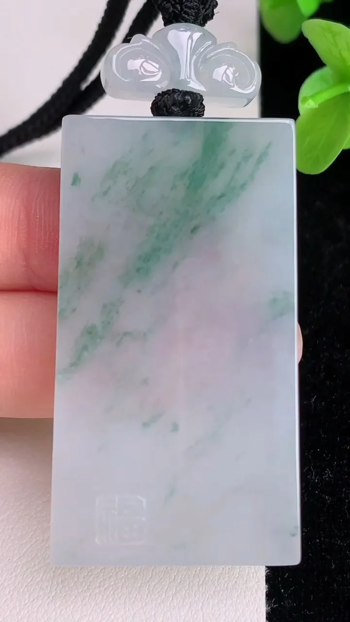 天然A货翡翠飘花仿古无事牌吊坠，尺寸49.3-28-5.8，重量:30.00g
7月5日