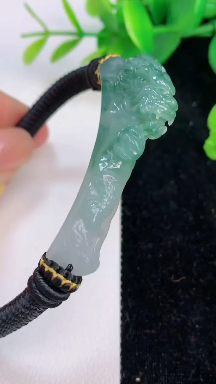 天然A货翡翠龙牌手绳，尺寸48.2-9.2-14.3，重量:19.80g
7月5日