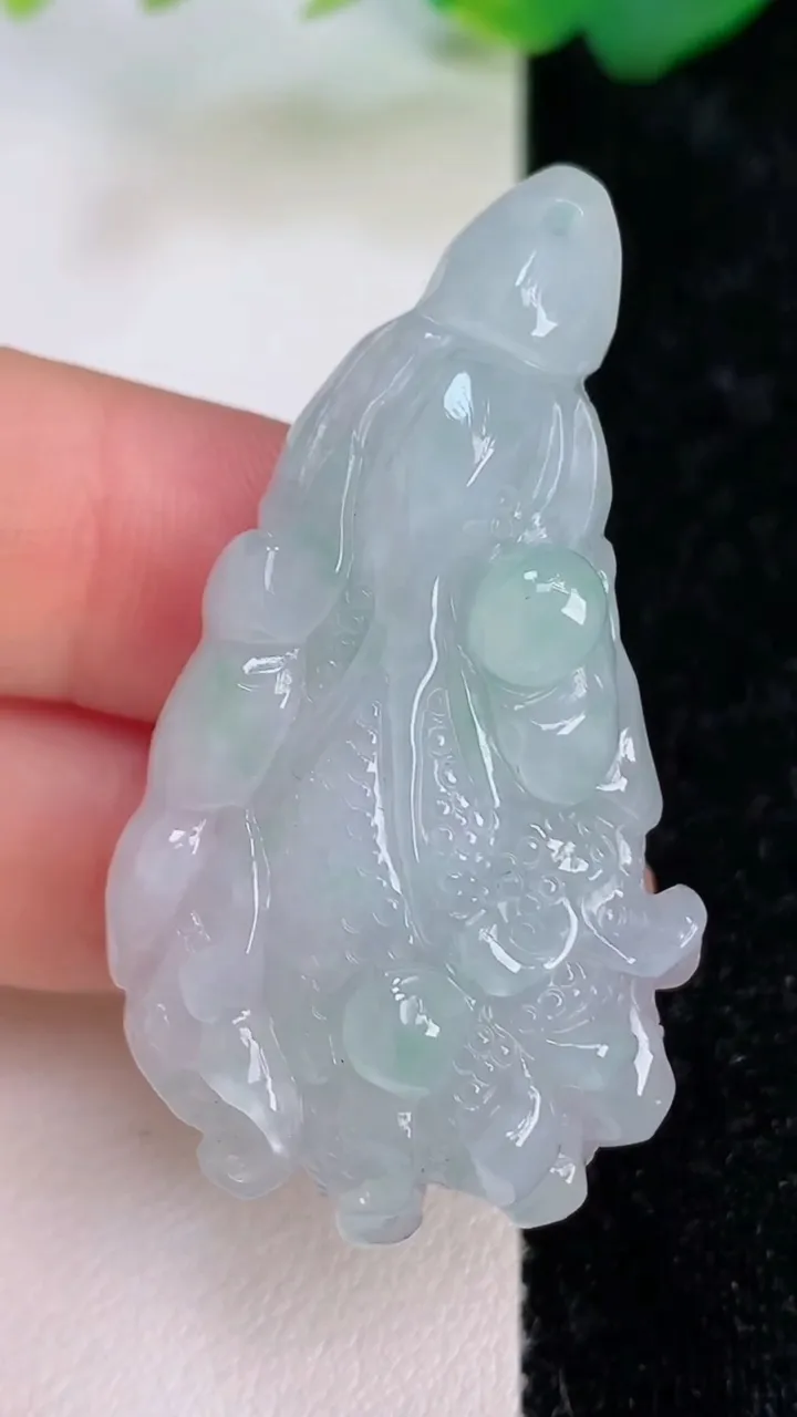 天然A货翡翠白菜吊坠，尺寸43.8-24.2-12.5，重量:18.77g
7月5日