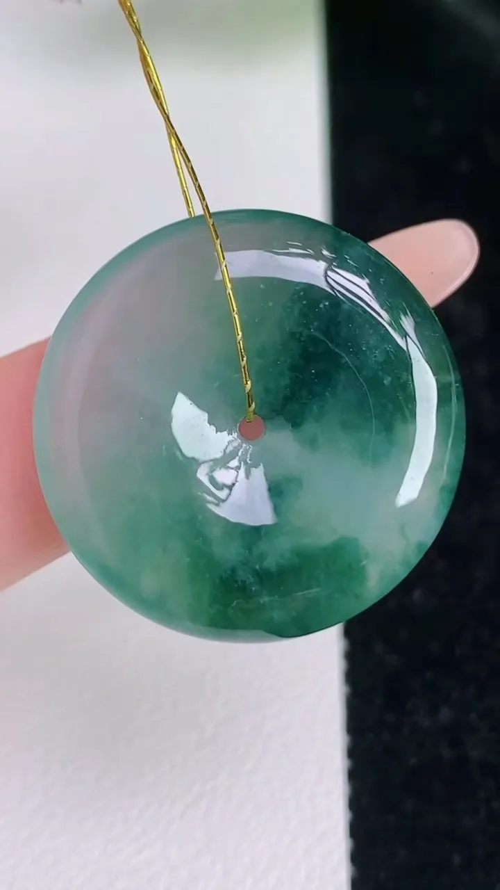 天然A货翡翠飘花平安扣吊坠，尺寸26.2-5.5，重量:8.07g
7月5日