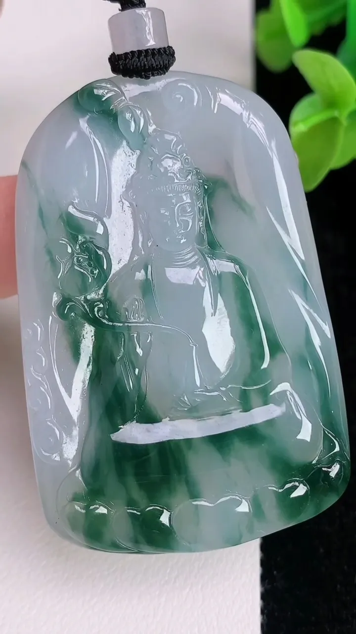 天然A货翡翠飘花大势至观音菩萨吊坠，尺寸54.8-37-5.6，重量:31.17g
7月5日
