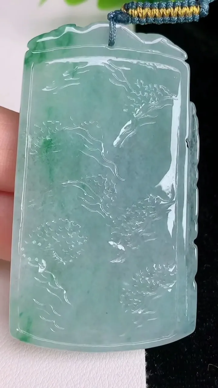 天然A货翡翠山水牌吊坠，尺寸63.2-37-4.5，重量:27.77g
7月5日