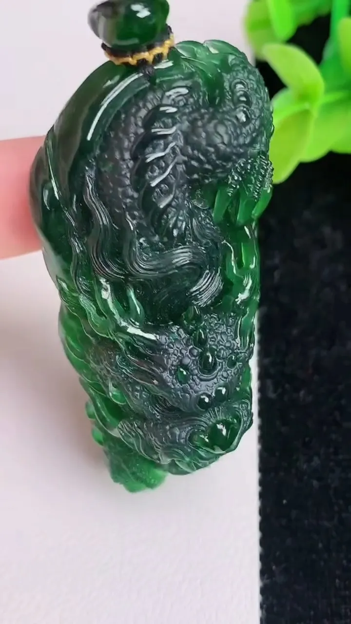 天然A货翡翠龙牌吊坠，尺寸56.3-25.7-17.4，重量:37.53g
7月5日