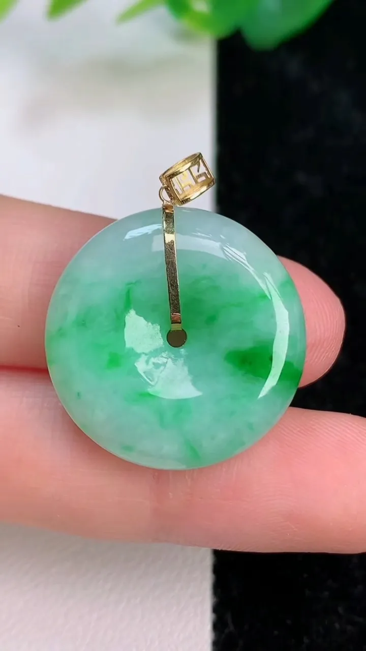 天然A货翡翠平安扣吊坠，尺寸23.5-5.7，重量:6.69g
7月5日