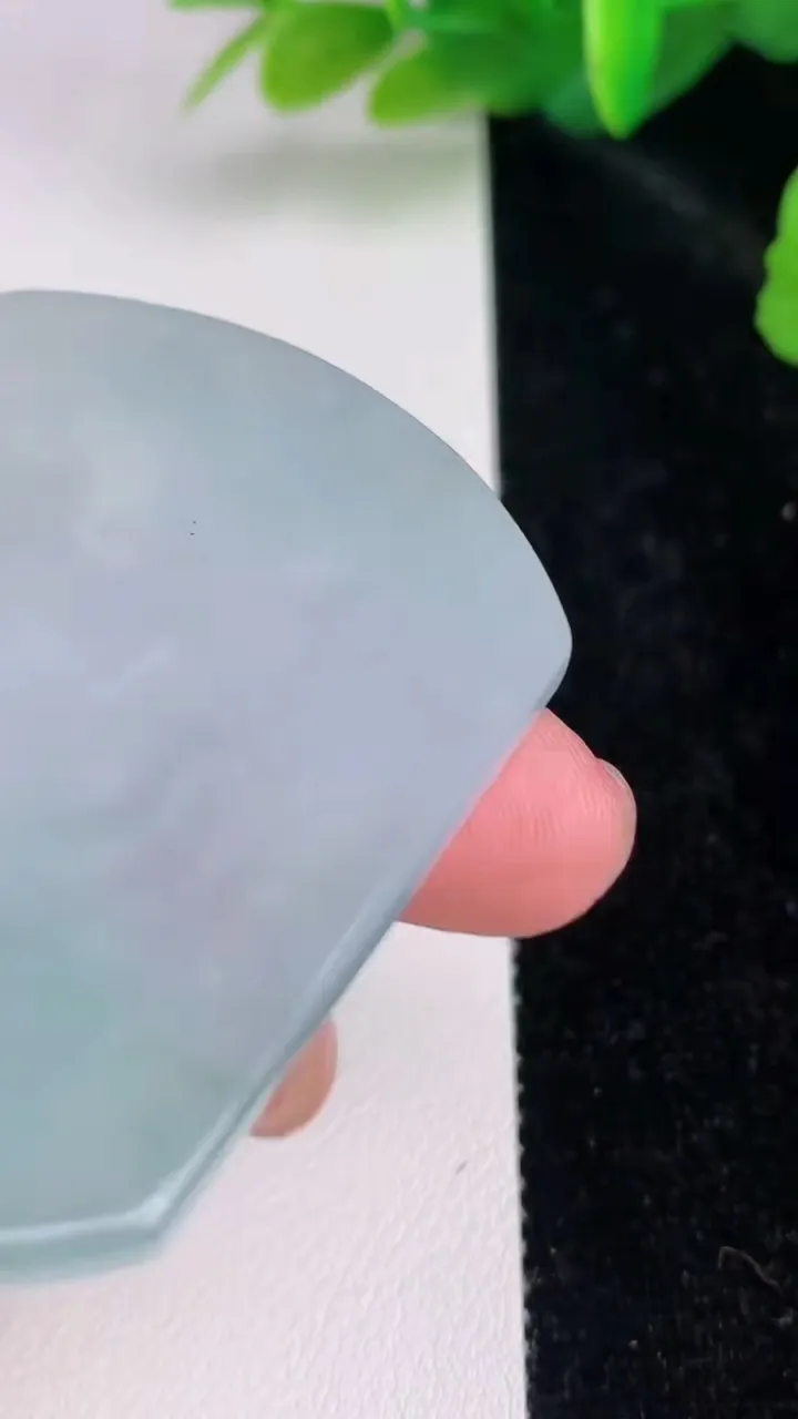 天然A货翡翠虚空藏观音菩萨吊坠，尺寸55.8-44.8-5.6，重量:31.45g
7月5日