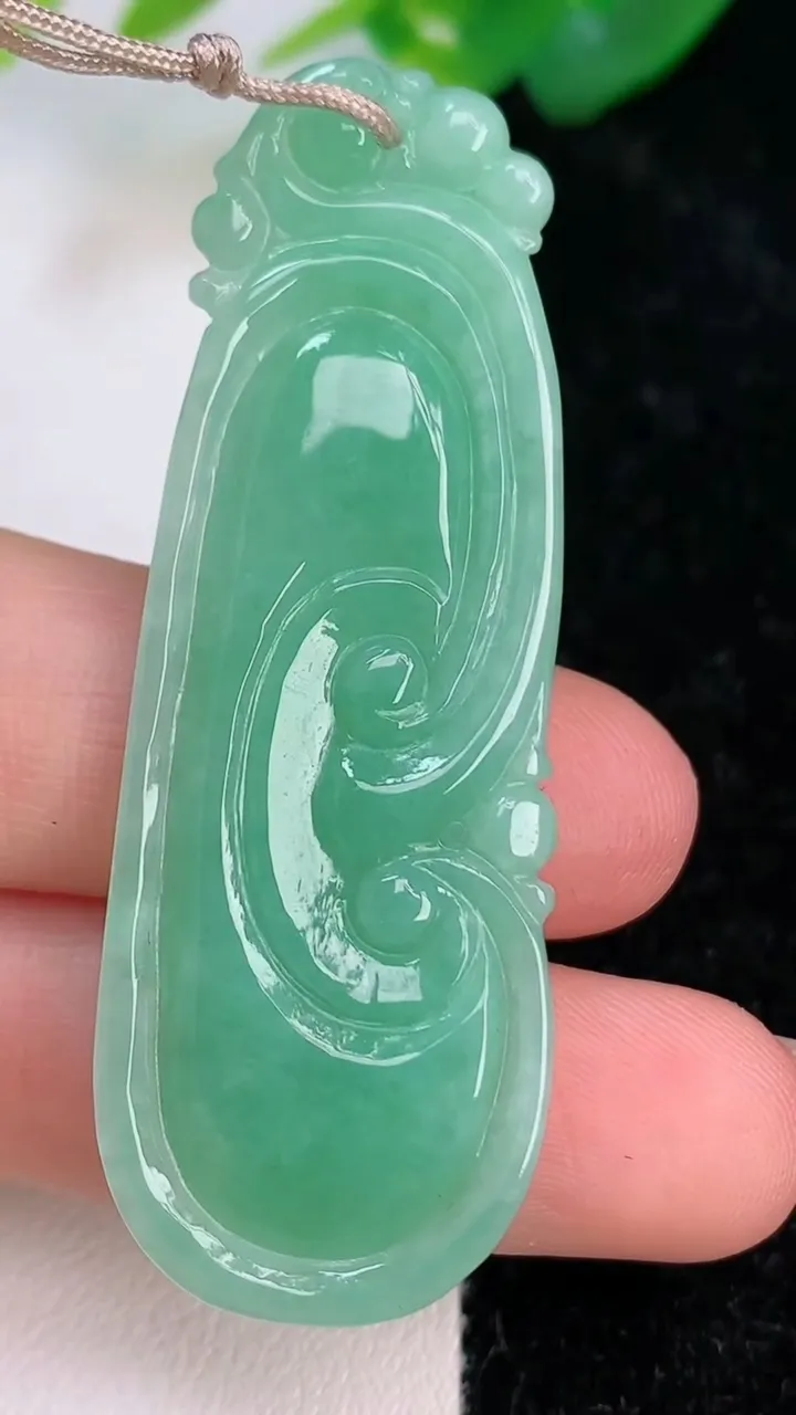 天然A货翡翠如意吊坠，尺寸56.3-20-4.3，重量:10.19g
7月5日