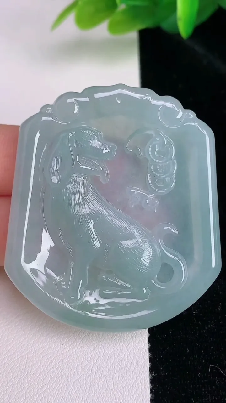 天然A货翡翠生肖狗吊坠，尺寸50.8-45-6，重量:27.47g
7月5日