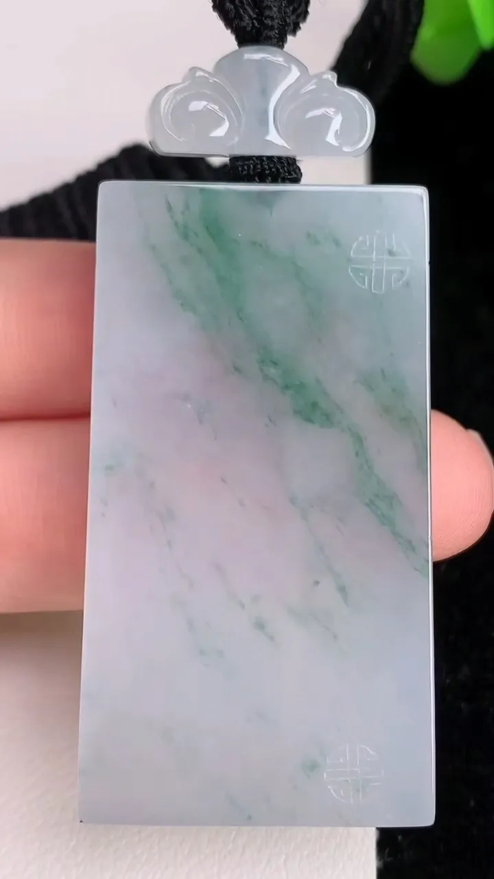 天然A货翡翠飘花仿古无事牌吊坠，尺寸49.3-28-5.8，重量:30.00g
7月5日
