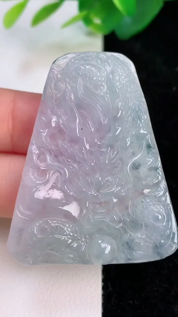 天然A货翡翠龙牌吊坠，尺寸48.2-39-5，重量:19.25g
7月5日