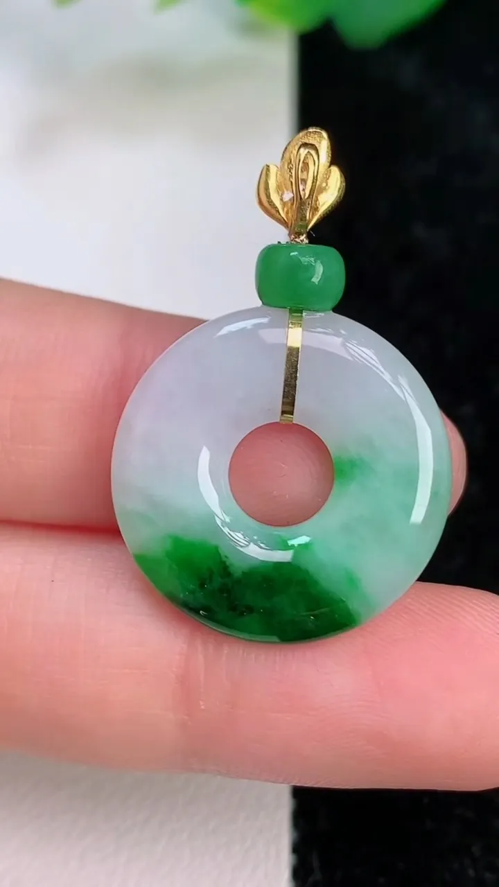 天然A货翡翠平安环吊坠，尺寸21.3-3.6，重量:3.58g
7月5日