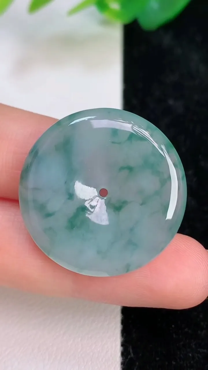 天然A货翡翠飘花平安扣吊坠，尺寸27.6-4.4，重量:7.38g
7月5日