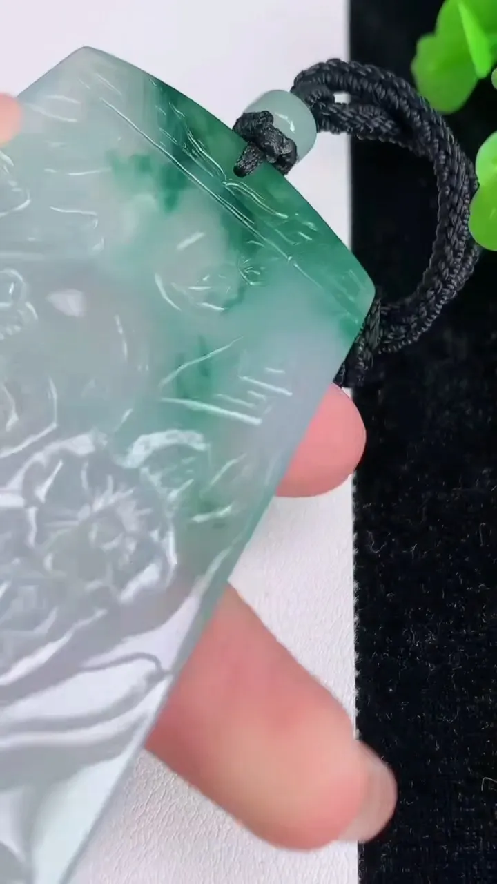 天然A货翡翠虚空藏观音菩萨吊坠，尺寸69.2-44.4-5.7，重量:49.00g
7月5日