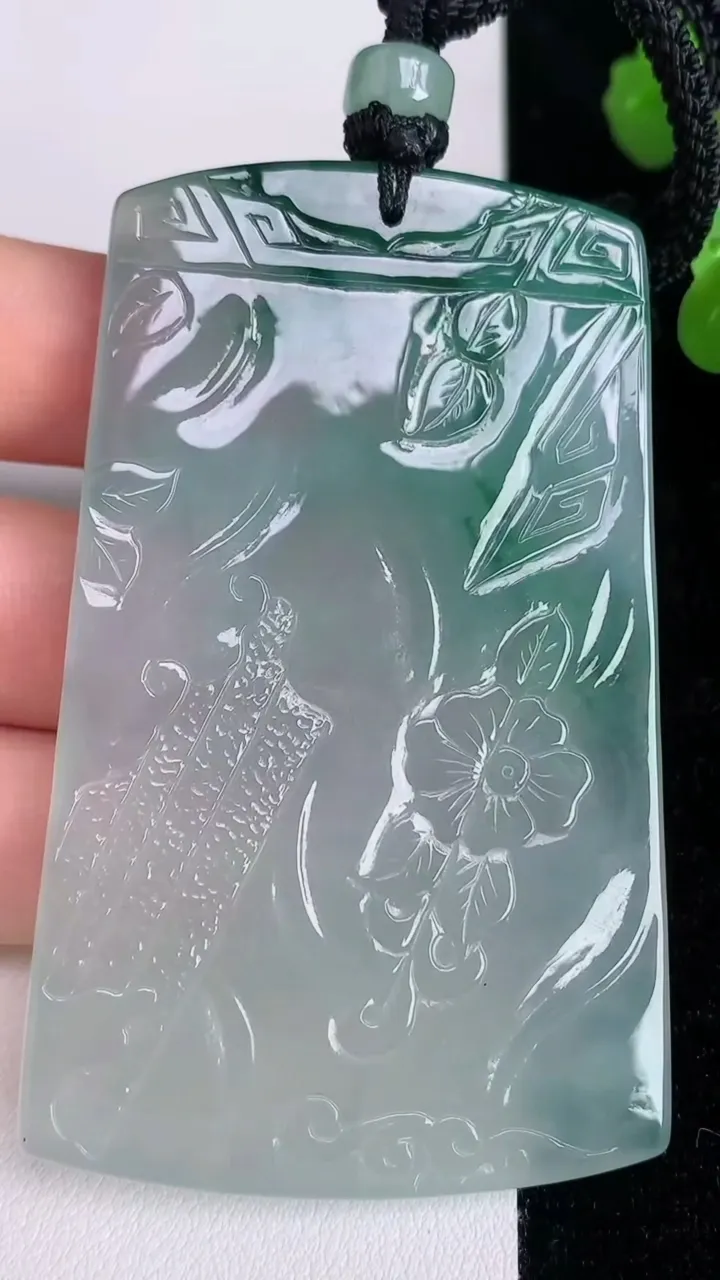 天然A货翡翠虚空藏观音菩萨吊坠，尺寸69.2-44.4-5.7，重量:49.00g
7月5日