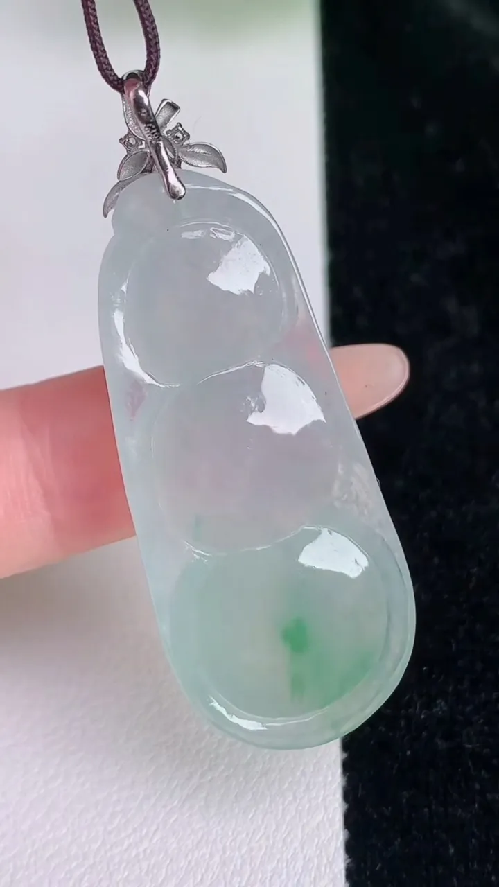 天然A货翡翠福豆吊坠，尺寸42.8-18.3-6，重量:8.38g
7月5日