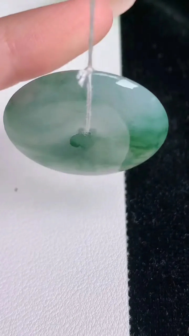 天然A货翡翠平安扣吊坠，尺寸32.7-6，重量:13.77g
7月5日