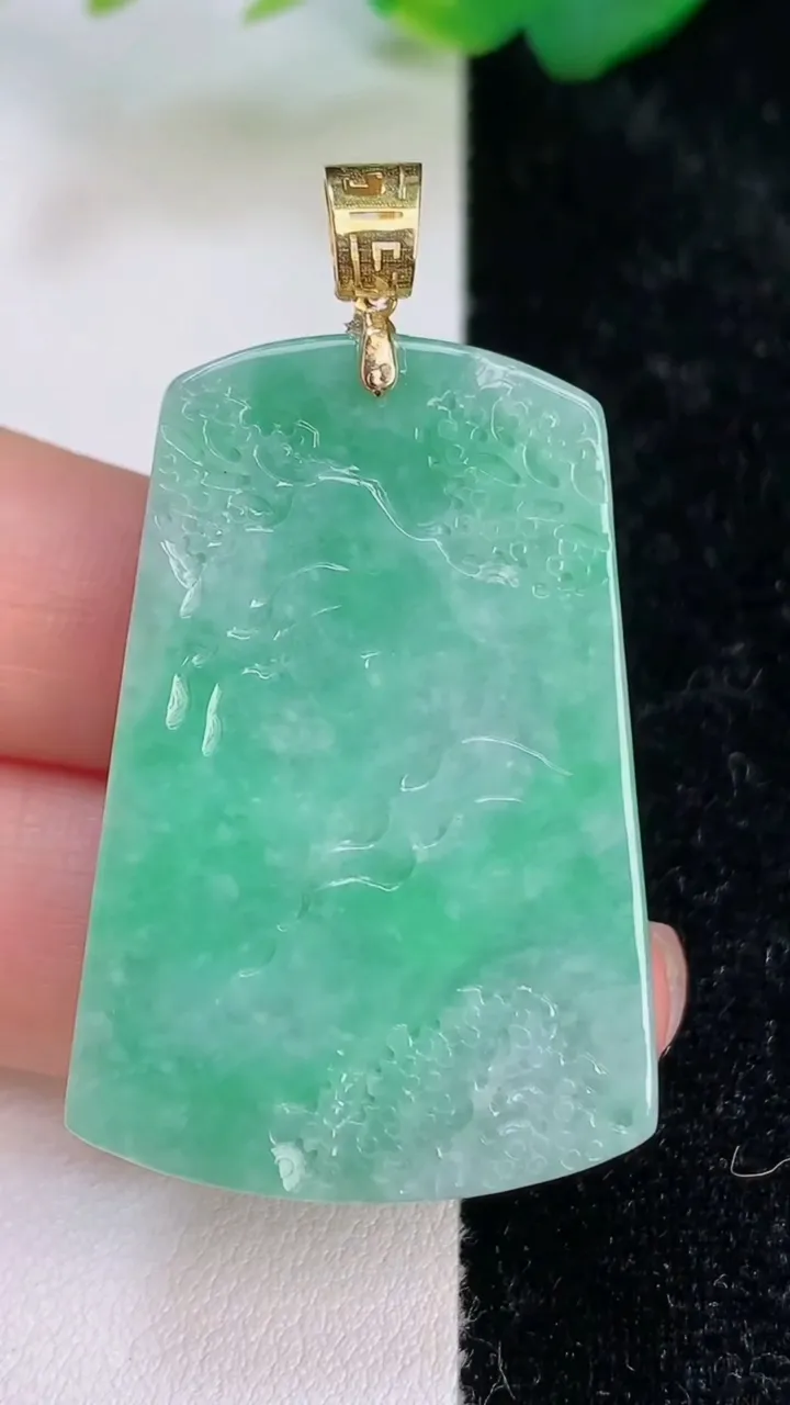 天然A货翡翠山水牌吊坠，尺寸40-27-7.3，重量:17.60g
7月5日
