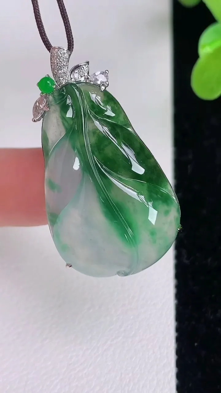 天然A货翡翠金枝玉叶 叶子吊坠，尺寸28.8-19-8，重量:5.73g
7月5日