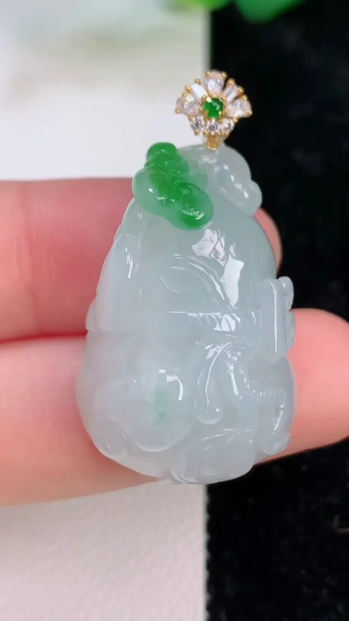 天然A货翡翠葫芦吊坠，尺寸28.4-19-12.4，重量:12.47g
7月5日