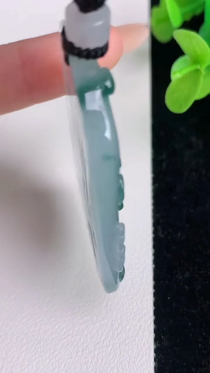 天然A货翡翠飘花大势至观音菩萨吊坠，尺寸54.8-37-5.6，重量:31.17g
7月5日