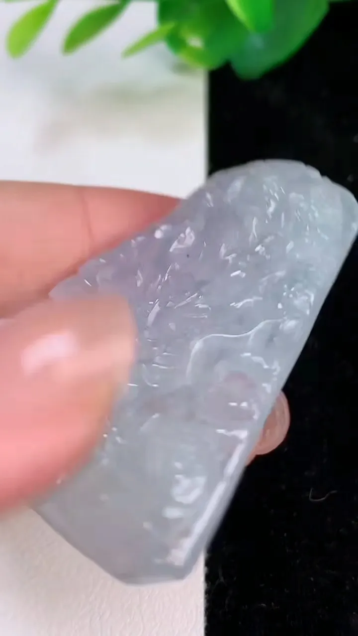 天然A货翡翠龙牌吊坠，尺寸48.2-39-5，重量:19.25g
7月5日